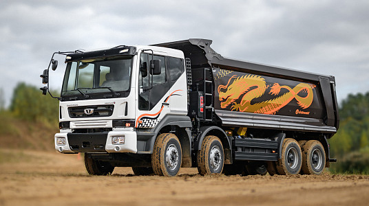 Daewoo Novus tipper with Grunwald superstructure